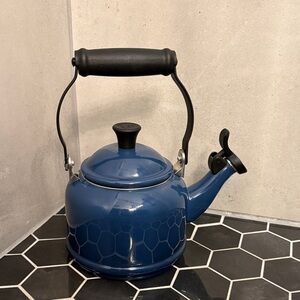 Le Creuset Enamel Tea Kettle Teapot 1.25 Quart --New